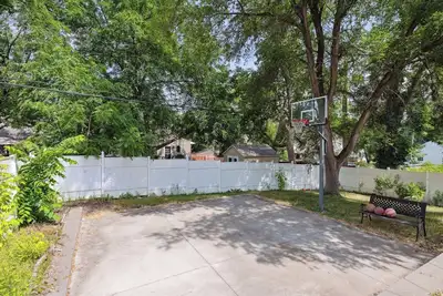 Image de Basketball Court, Pickleball, Karaoke, 6 Beds