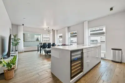 Image de Expansive & Elegant City Center Oasis