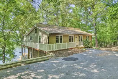 Image de Spacious waterfront house w/deck, fire pit & grill, dog-friendly