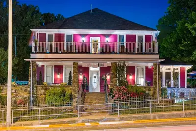 Image de Grand historic home w\/ nine suites, patio, deck & ideal downtown location