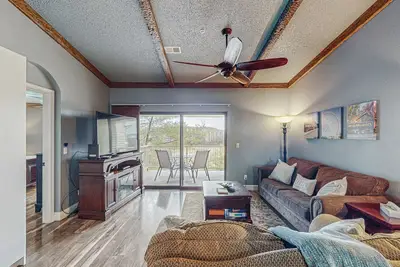 Image de Centrally located condo w/balcony, indoor & outdoor pool, central air & w/d