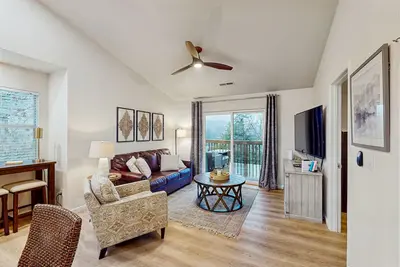 Image de Bright condo w/ large deck, pool, great views & close to Sdc