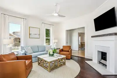 Image de Newly Renovated, Luxury East Hill Home Next to Bayview Park. 15 min to the Beach