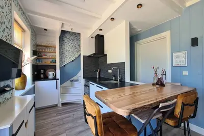 Image de This pet-friendly vacation apartment offers luxury and comfort with two bathrooms, a private terrace and plenty of space. Start your day with fresh rolls and luxury coffee and enjoy the Kop van Noord-Holland.