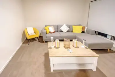 Image de The Fairways Haven property located near  a golf course.