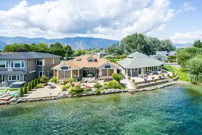 Image de Sandy Beach Retreat - Lake Chelan Manson Waterfront home with private boat slip!
