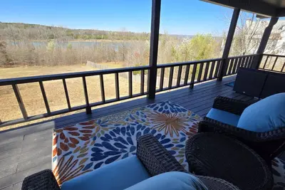 Image de Lakefront Escape Hot Tub & it's New!