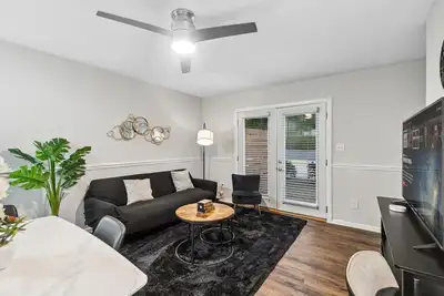 Image de Charming 2br Duplex 15 Min to Bhm!