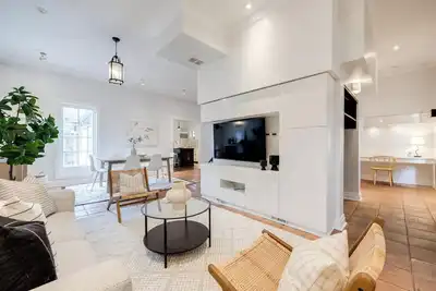 Image de Spacious and Charming Modern 3-bedroom house in Leslieville w/ Hot Tub