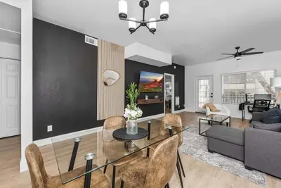 Image de 2br Retreat-Pool, Bbq, Prkng, Yoga Rm, Gym, Cabanas