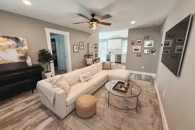 Image de Elevated beachy bungalow in the heart of Dunedin - walk to everything!