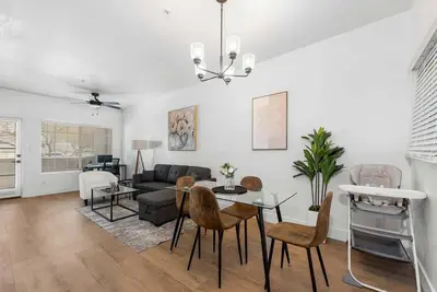 Image de Sleek 2br-Pool, Prkng, Bbq, Yoga Rm, Gym, Cabanas