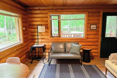Image de Cozy Cabin on wooded property.