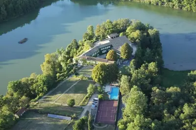 Image de Domaine de charme surplombant son lac privé de 10ha, \nNature et Tranquillité