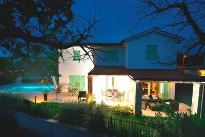 Image de Fully fenced, private pool-heated, quiet, modern, cozy, sea view