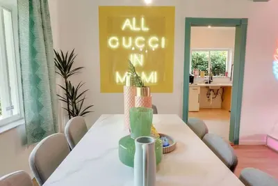 Image de Pool + Fire Pit + Karaoke