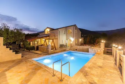 Image de 4-bedroom villa with swimming pool, set in nature. Relax and unwind