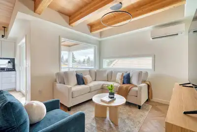 Image de Designer Townhome in Alberta Arts + In-Law Suite