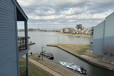 Image de Cozy 2-bedroom condo on the water, with community pool and fitness center.