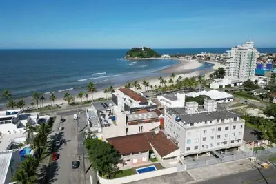 Image de **Feet in the Sand**. . . Excellent apartment on the central beach block