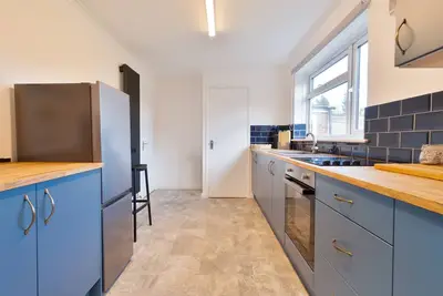 Image de Stylish 4 Bedroom Spacious House w/ Parking - Sleeps 10 - Families & Contractors