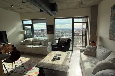 Ph Condo. Amazing Views with Private Balcony. Walk to everything!