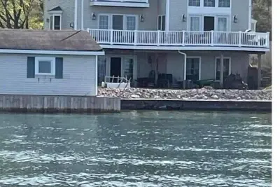 Image de Charming Waterfront duplex docks. small dog welcome