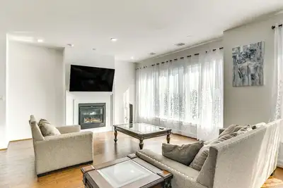 Image de 7 Mi to The Galleria: Modern Home w/ Fenced Yard