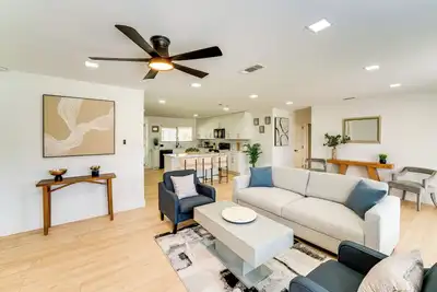 Image de Relax Fireside: Dallas Area Home w/ Yard & Patio!