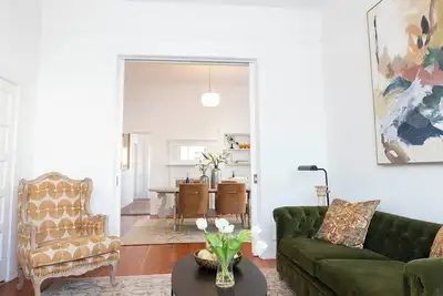 Image de Right in the heart of Healdsburg lies this charming two-bedroom house