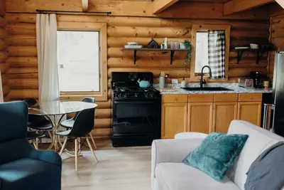 Image de Log Cabin In Quiet Neighborhood!