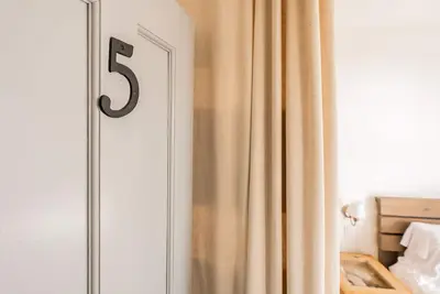 Image de Private 6-Bedroom Hotel in Les Îles-de-la-Madeleine with Full Amenities & Views