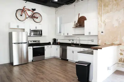 Image de Charming 2-bedroom Loft @ the Historic Katy Depot located in Denison Tx