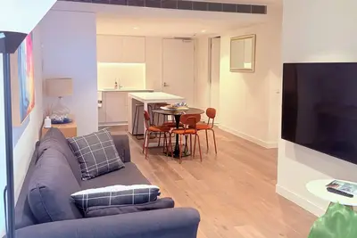 Image de Feel the local vibe this Winter + parking. Modern, convenient & family friendly.