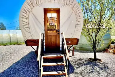 Image de Unique Glamping Pioneer Wagons