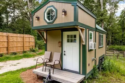 Image de Quaint bed & breakfast with Ac in charming Toronto