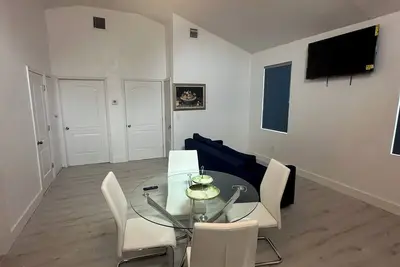 Image de Newly Built House In The Heart Of Miami! Free Parking, Pool, Wifi, A/C & Safe.