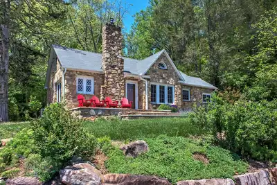 Image de Rock House at Maple Hill | Stone Cottage | Views