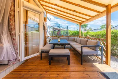 Image de Caravane 'Le Mediterranéen' avec vue sur les montagnes, piscine partagée et climatisation