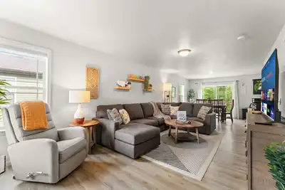 Image de Historic Downtown/Hot Tub/Coffee Bar/Game Room/Walk to Landing/Shopping