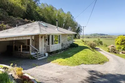 Image de Cozy Redwood Escape, Fire pit, Ocean Views and 5-10 minutes from old growth redwood hiking trails.