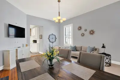 Image de Cozy Three-Bed Apartment Steps to Thomas Square