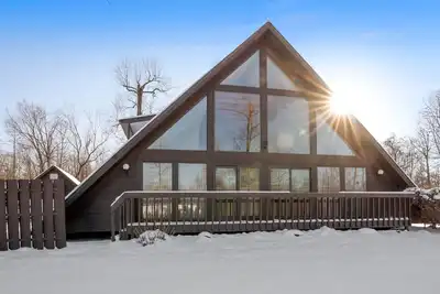 Image de Peaceful A-Frame w/ Hot Tub, Game Room & Loft – Near Dining, Shopping & Ysu