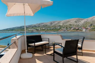Image de Appartement de deux chambres avec la terrasse et la vue sur le mer Pag (A-22605-a)