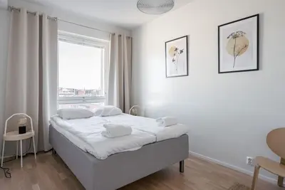 Image de 8th Floor 1br Home with Sauna, Balcony & Views