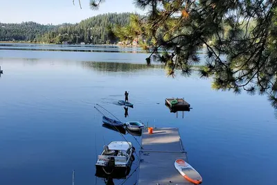 Image de 4-bedroom waterfront house in lovely Newman Lake with Ac, WiFi. Family friendly.