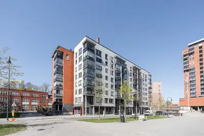 Image de Top Floor 1br Home with Parking, Sauna & Balcony