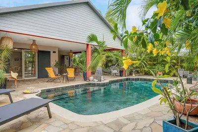 Image de Maison avec une piscine spacieuse et jardin tropical, située à 8 mn de la plage.