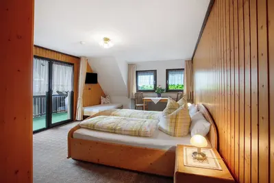 Chambre 'Doppelzimmer 1' avec vue sur la montagne, balcon et Wi-Fi