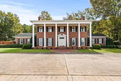 Image de Huntington Hall, a historic Southern retreat with 5beds, pool and tennis court.